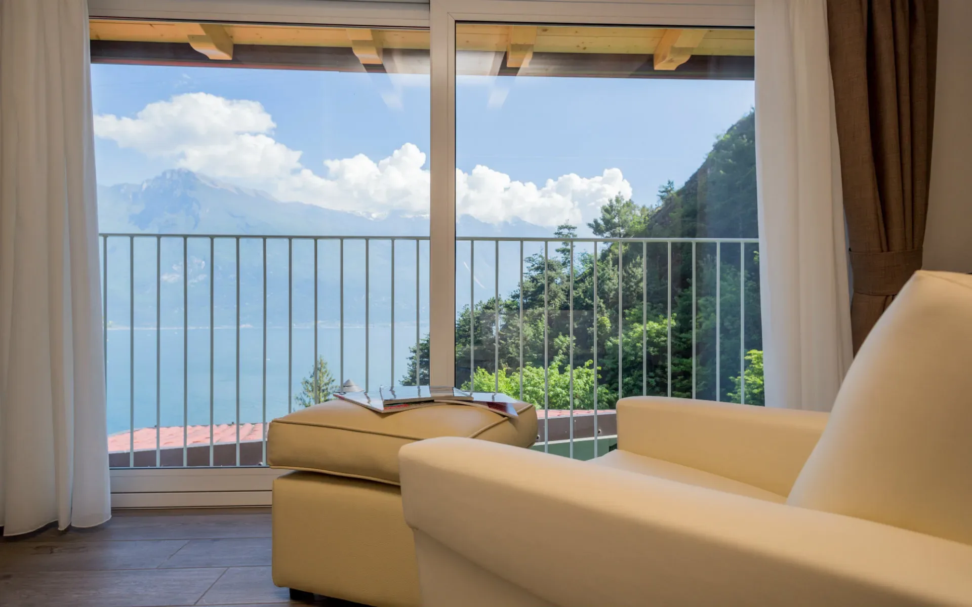 Seeblick und Bergpanorama aus einem modernen Wohnzimmer