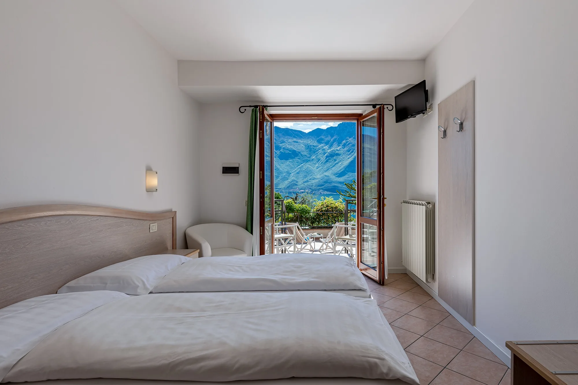 Camera d'albergo luminosa con vista sulle montagne