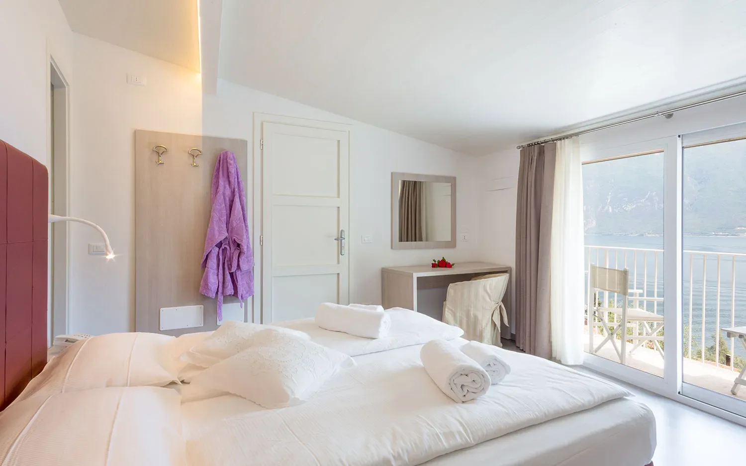 Camera da letto moderna con vista sul lago e balcone