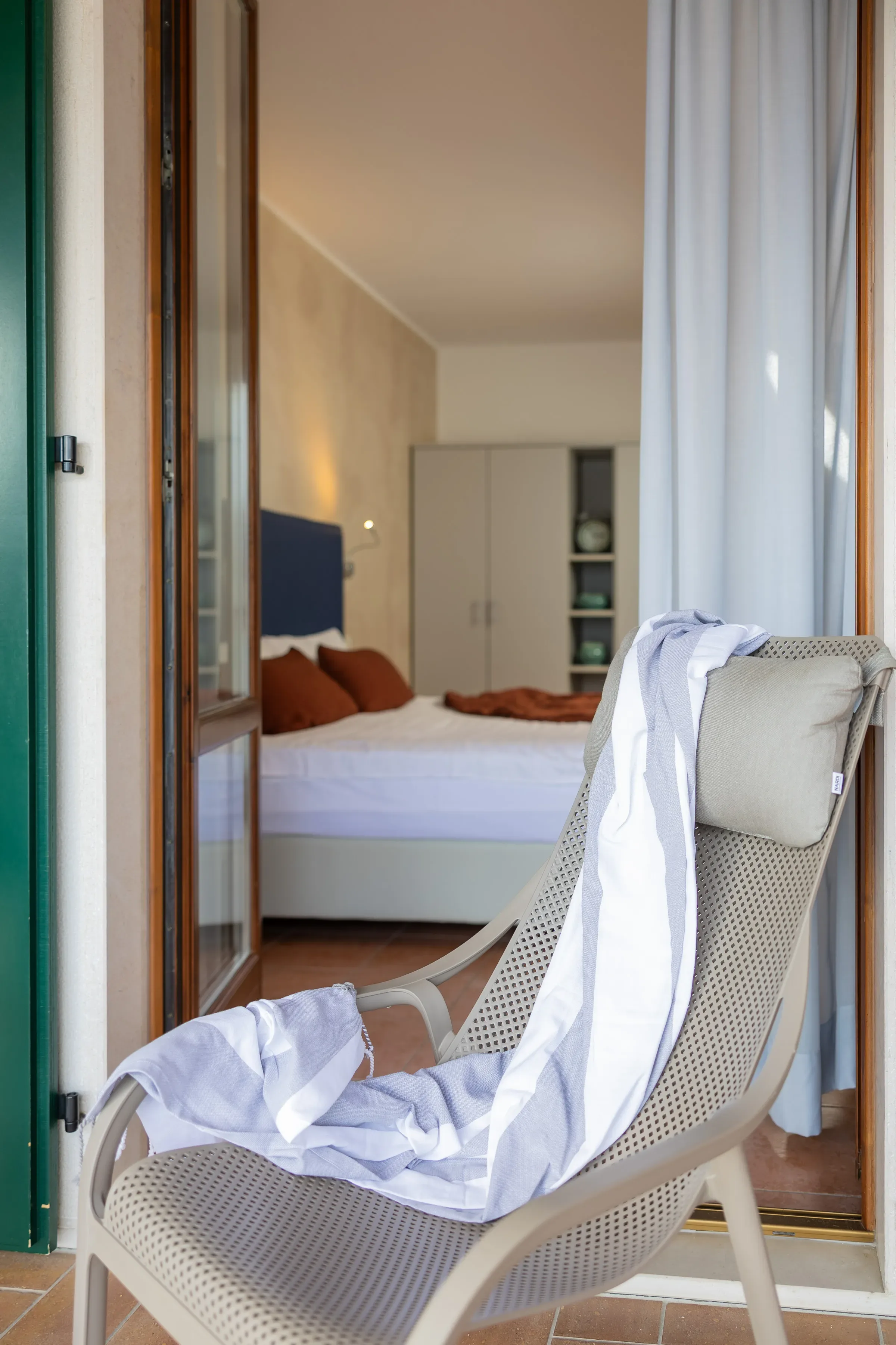 Chaise sur une terrasse face à une chambre confortable