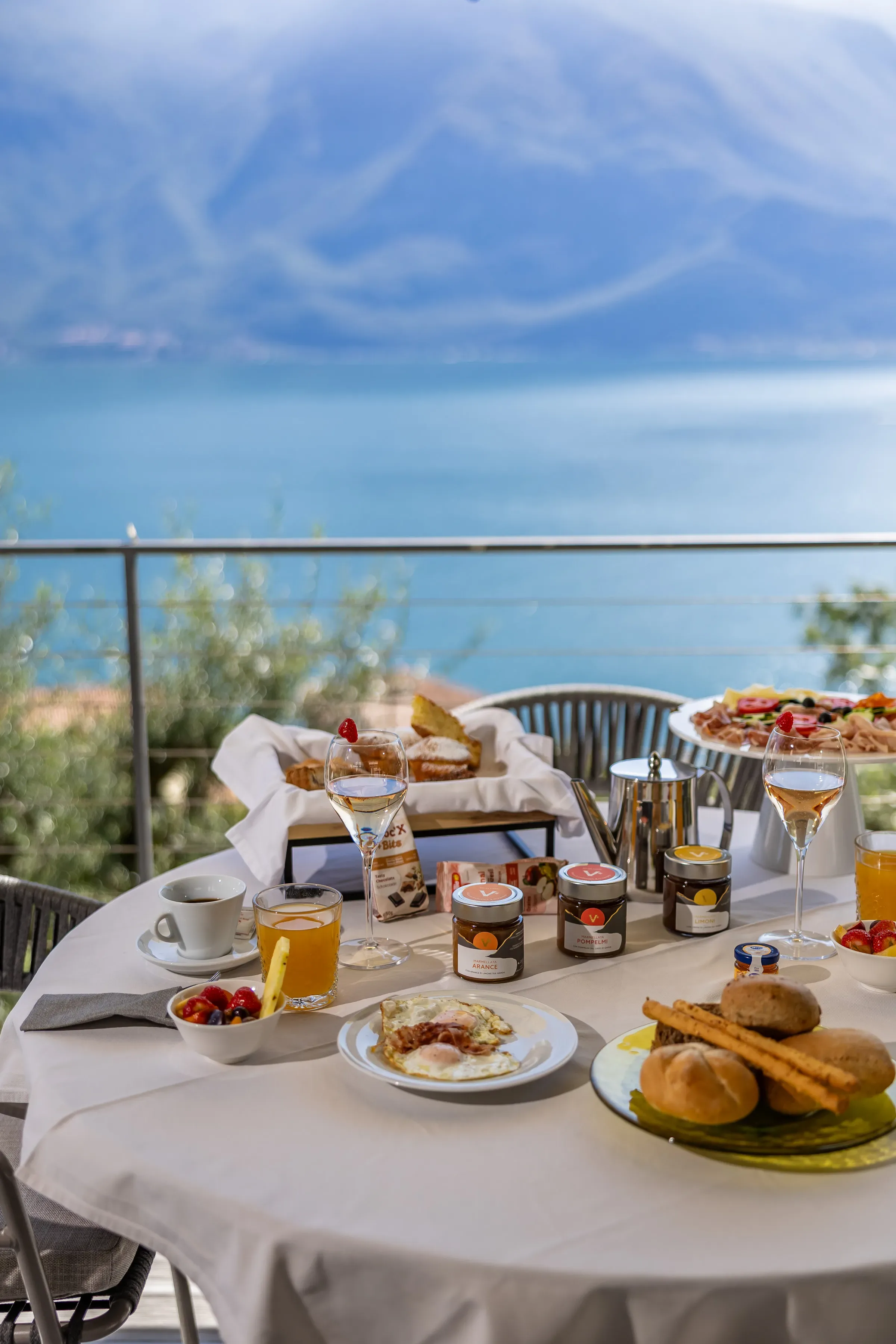 Colazione elegante all'aperto con vista sul lago e montagne