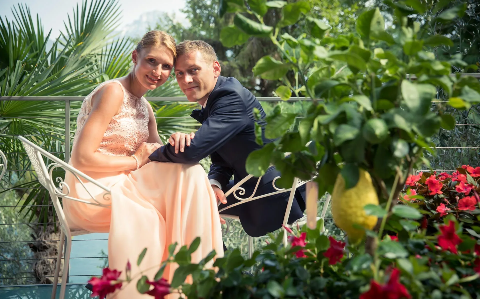 Couple élégant assis dans un jardin fleuri