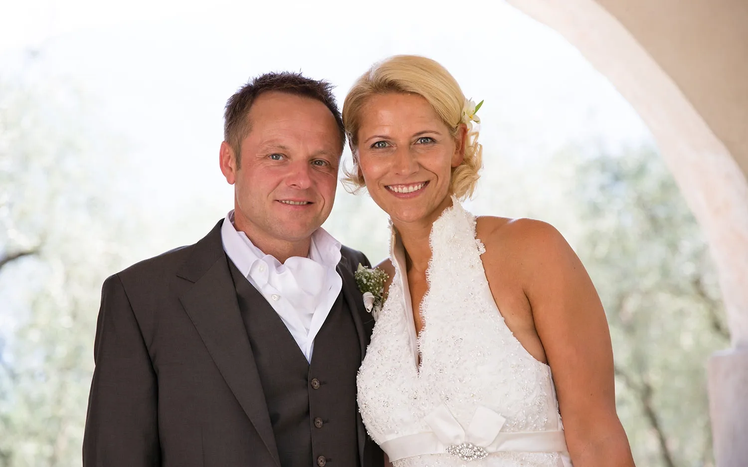 Couple de mariés souriant le jour de leur mariage