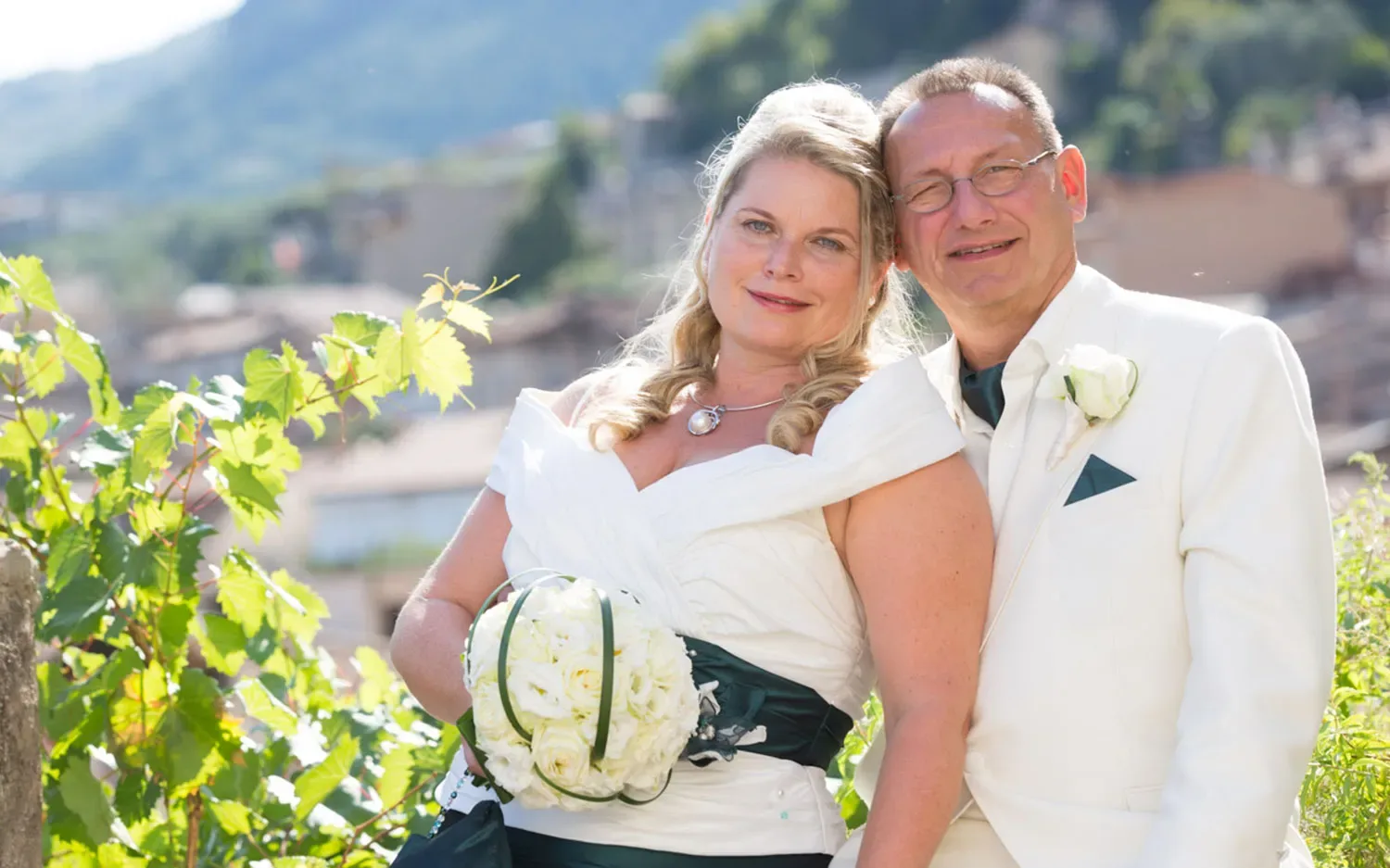 Couple marié heureux posant en extérieur le jour du mariage