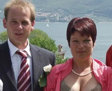 Couple en tenue élégante au bord d’un lac