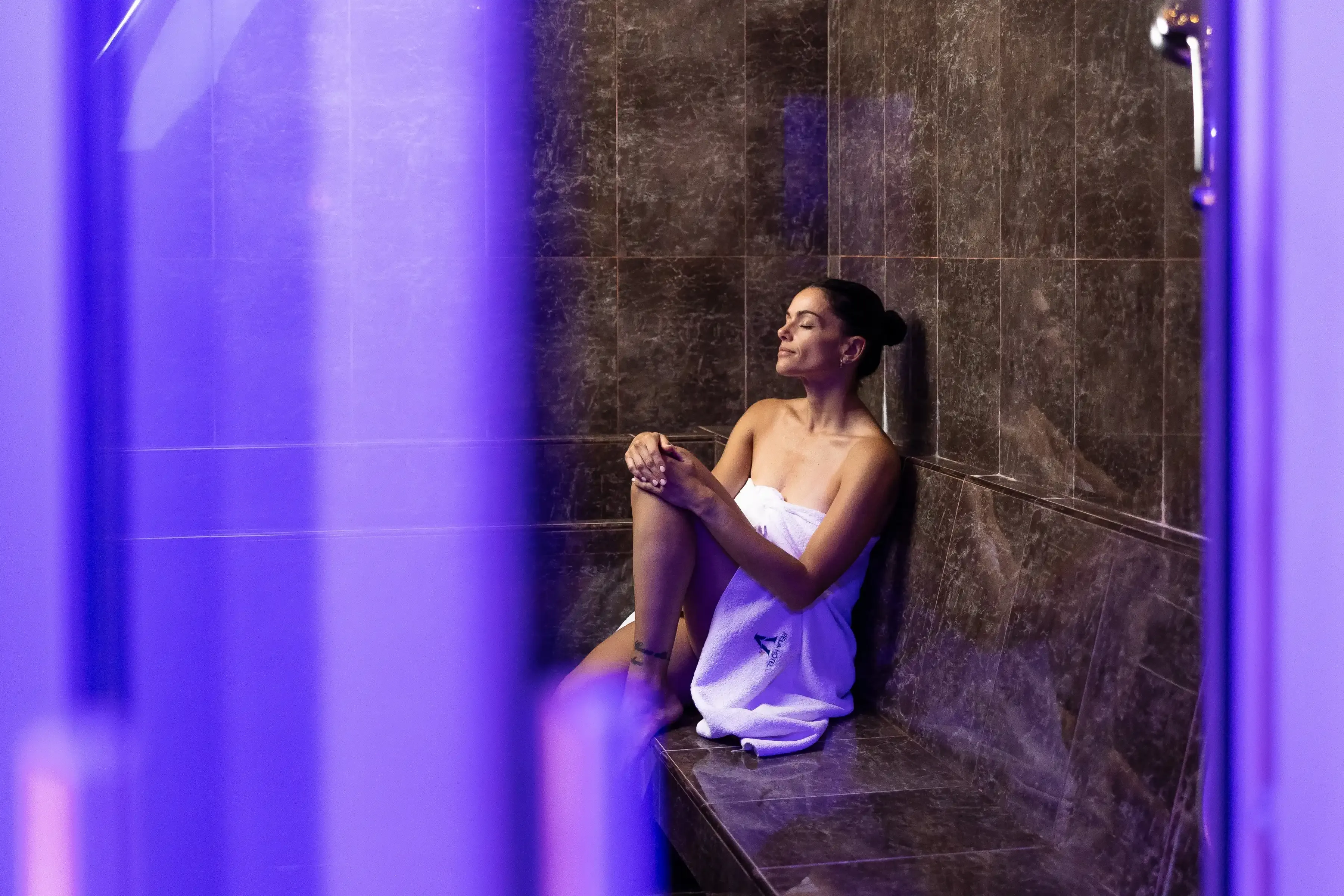 Donna rilassata in un bagno turco spa