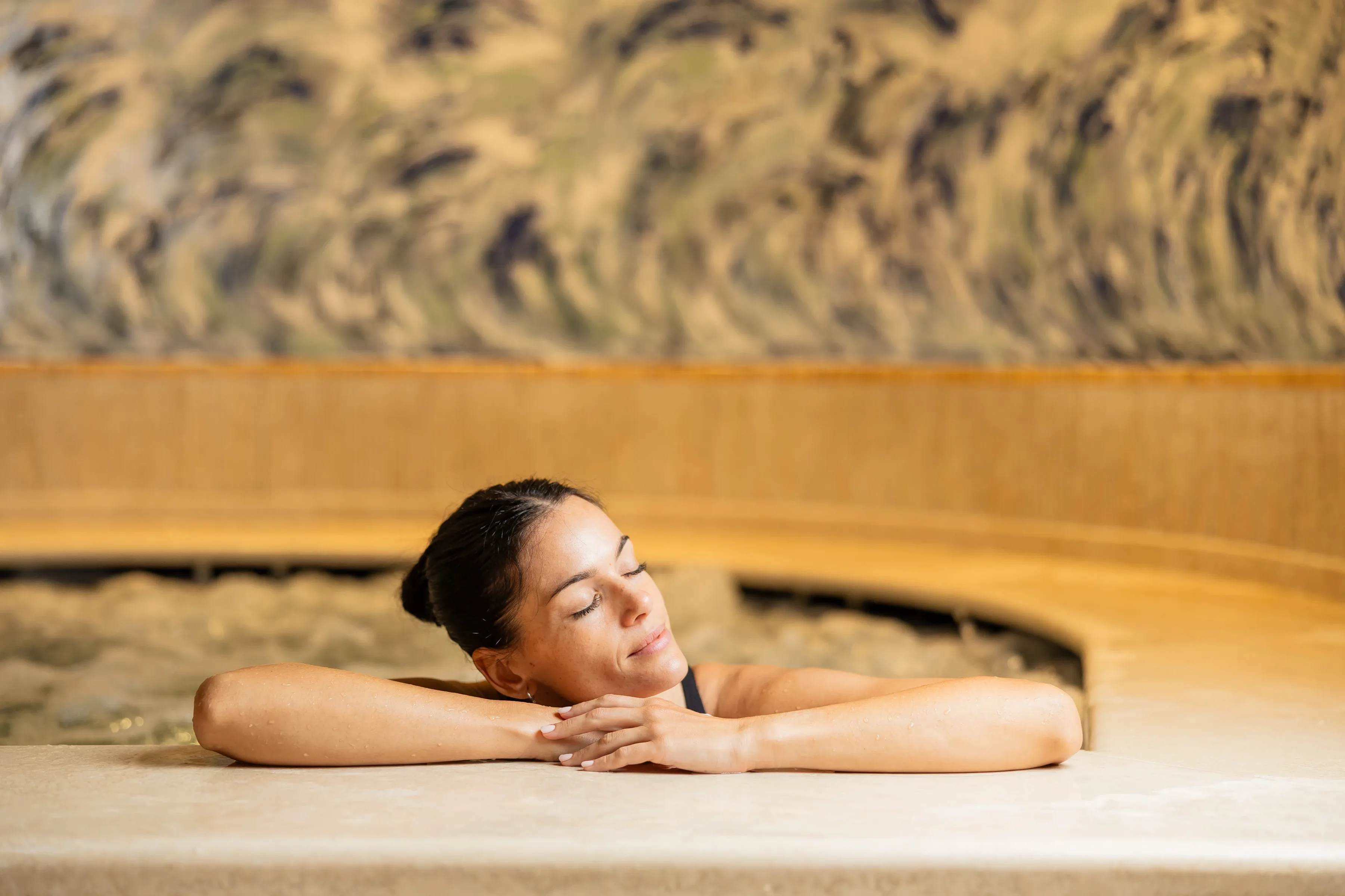 Femme détendue dans un spa les yeux fermés