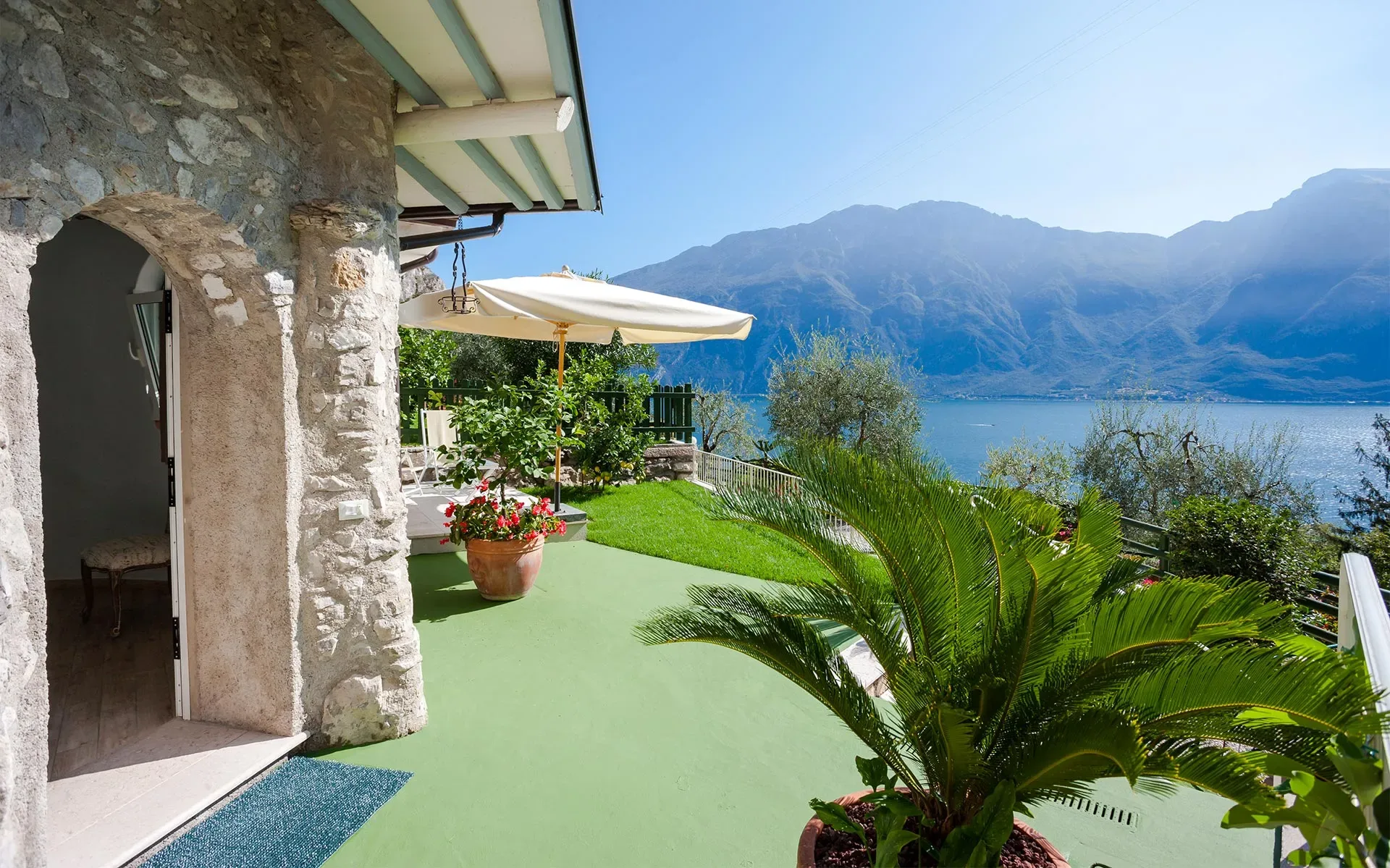 Giardino con vista sul lago e montagne sullo sfondo