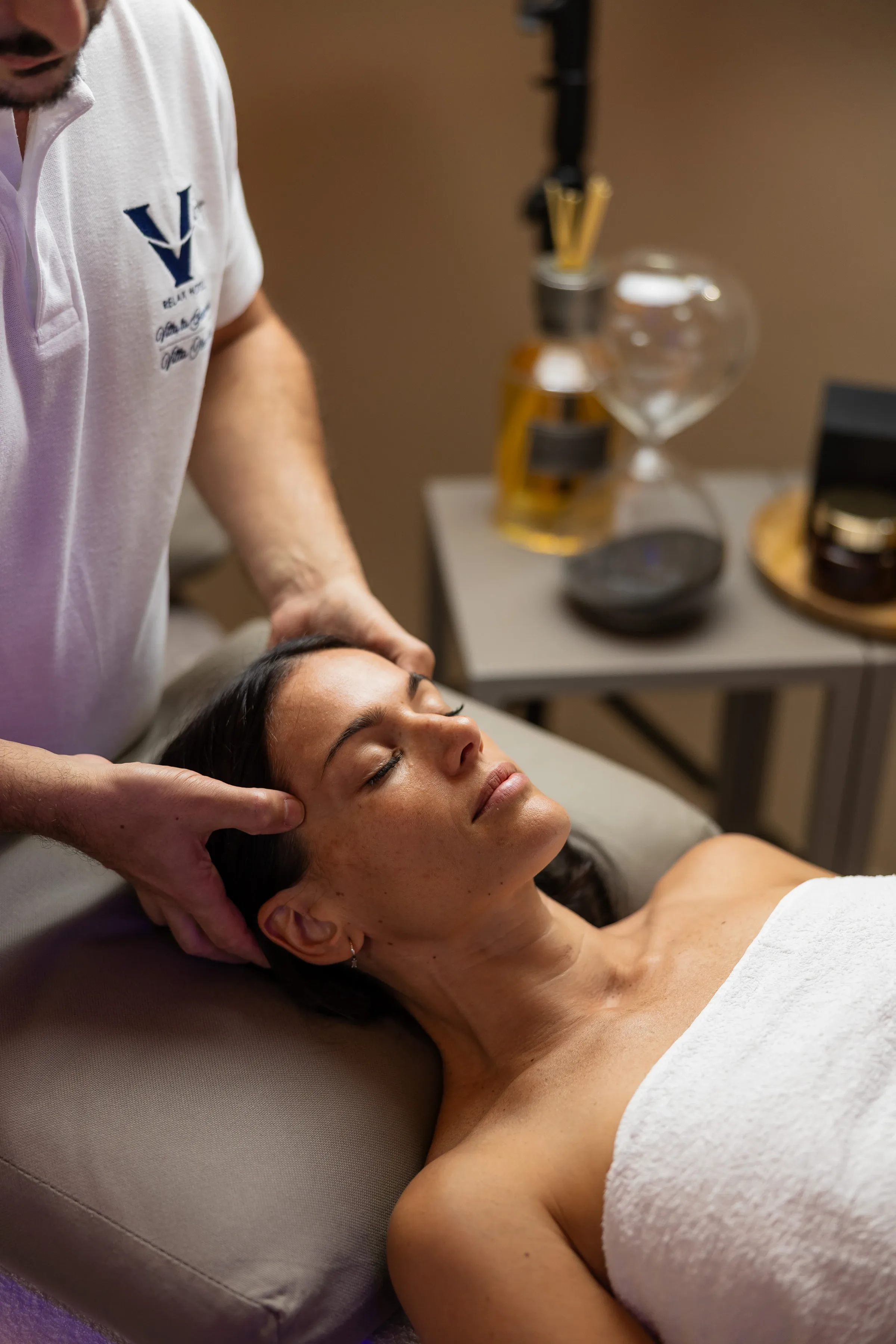 Femme recevant un massage relaxant de la tête au spa