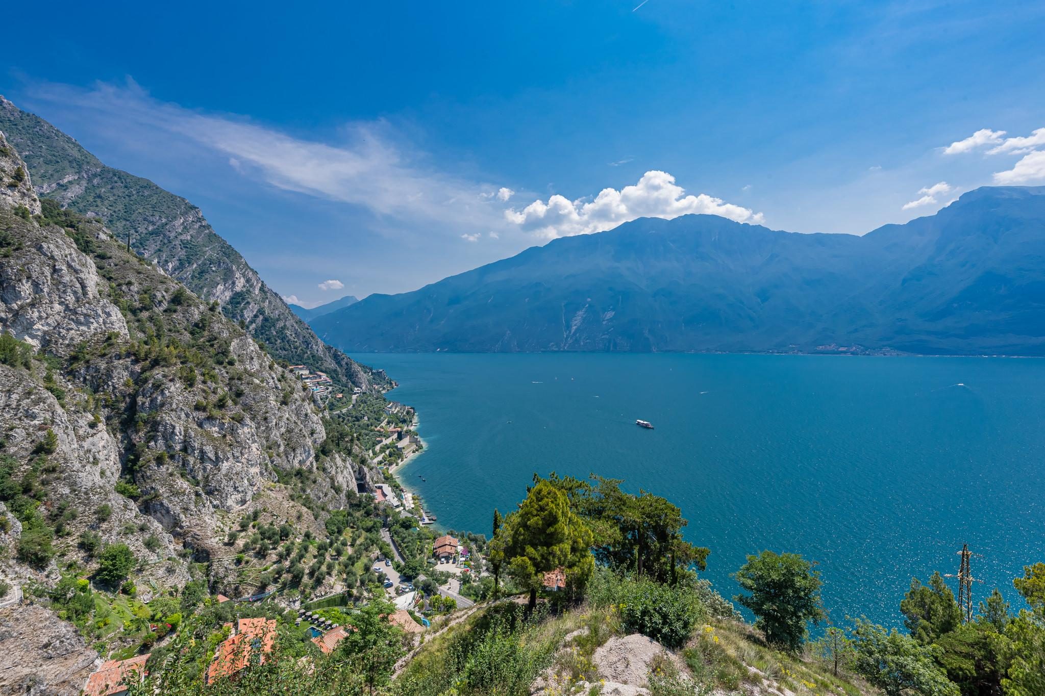 Panorama del Lago di Garda con montagne e coste verdi
