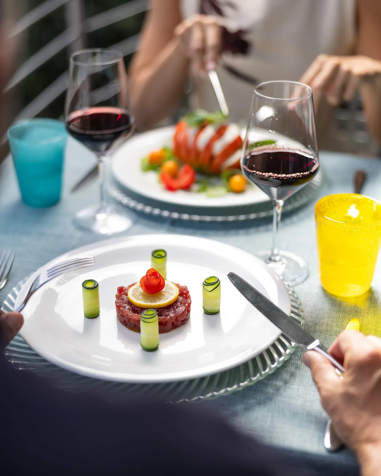 Cena elegante con tartare di manzo e calice di vino rosso