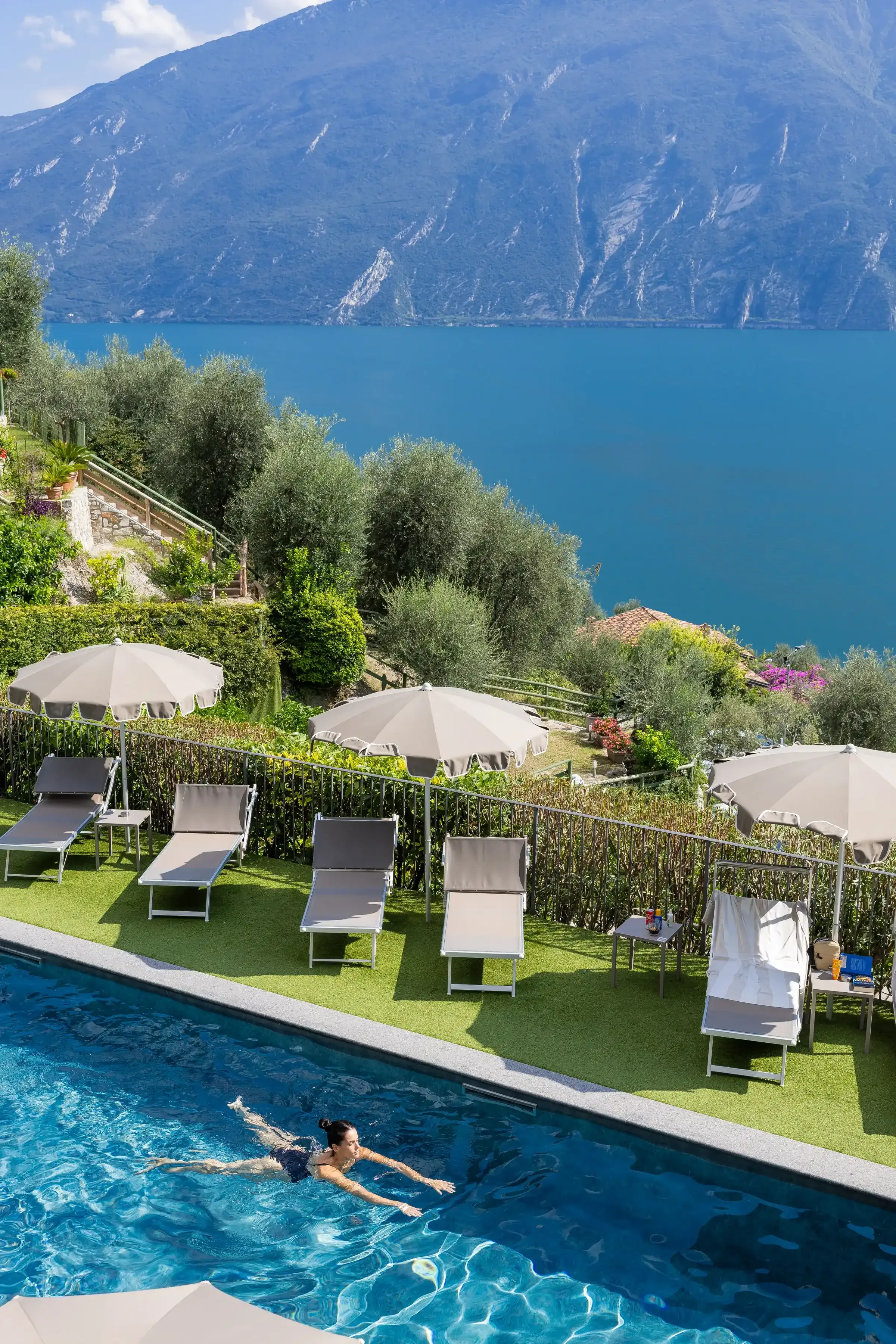 Piscine avec vue sur le lac et les montagnes