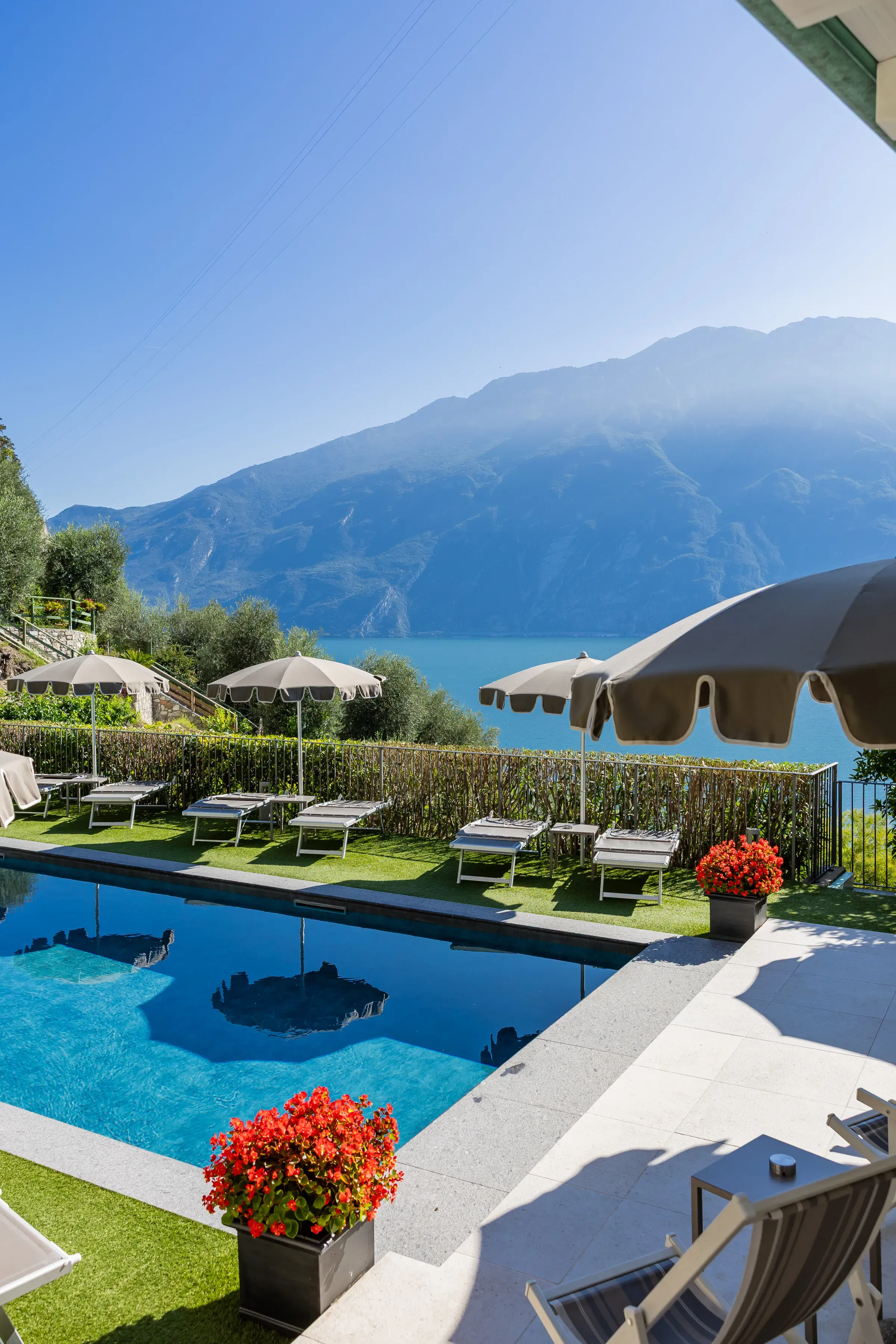 Piscine extérieure avec vue sur le lac et les montagnes