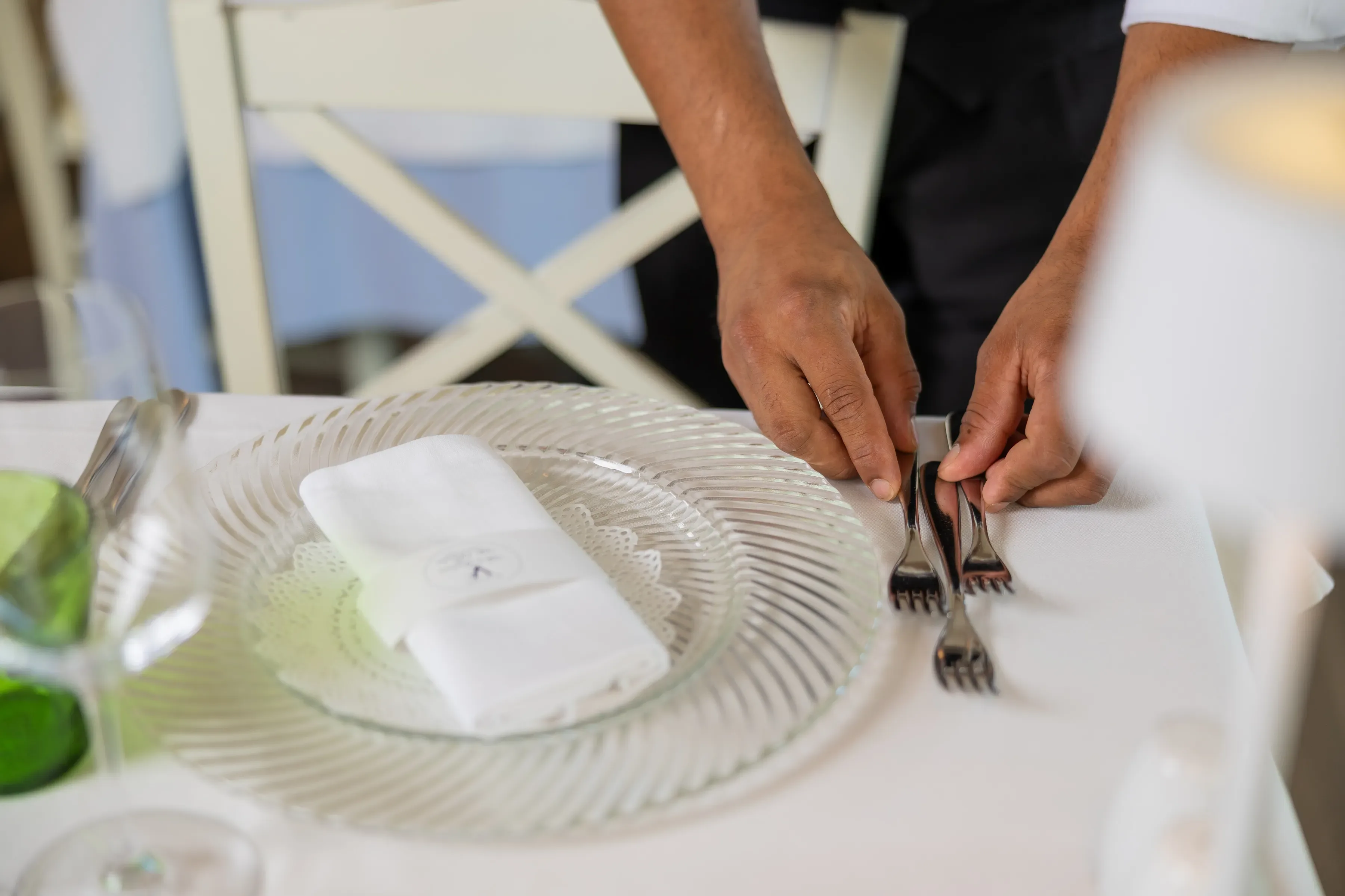 Preparazione elegante della tavola in un ristorante
