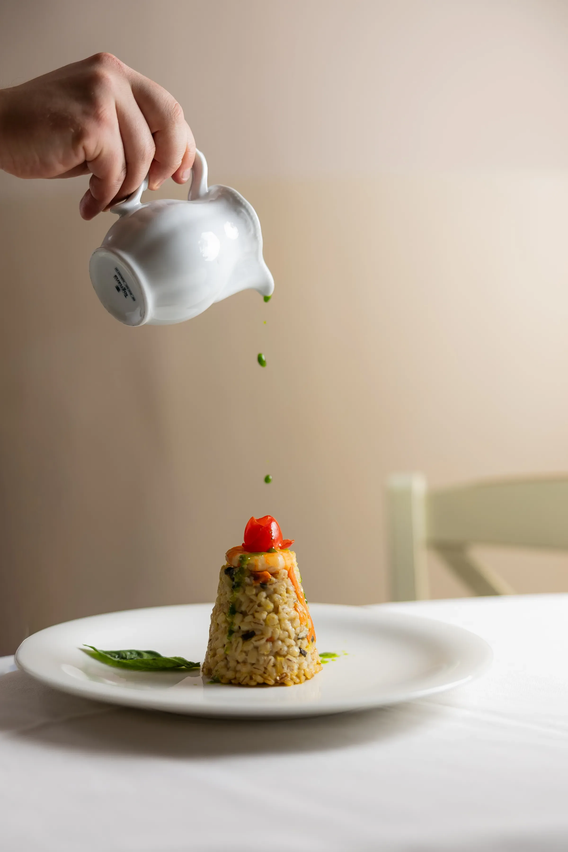 Riso gourmet con gamberetti e pomodoro condito con salsa verde