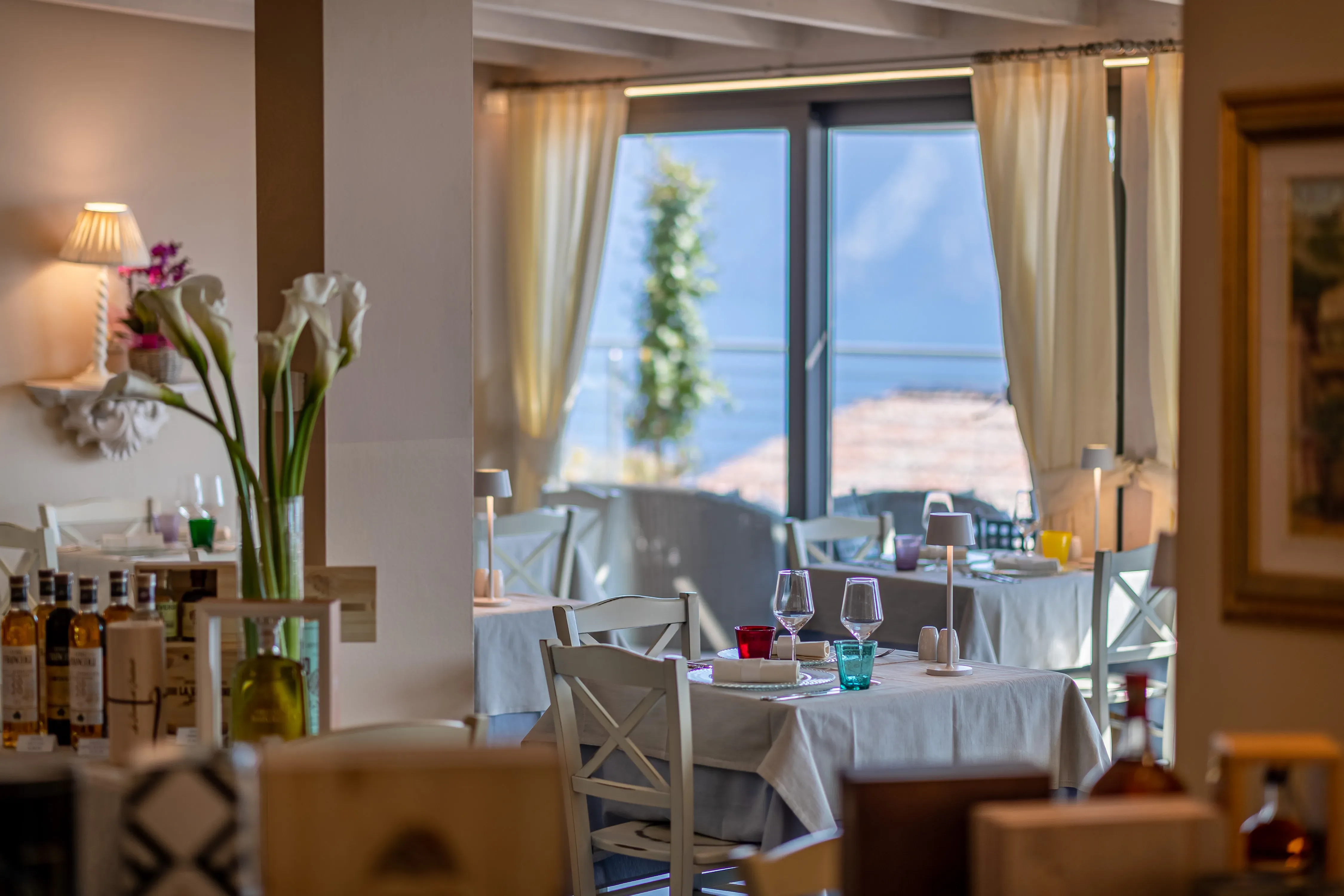 Interno di un ristorante elegante con vista panoramica