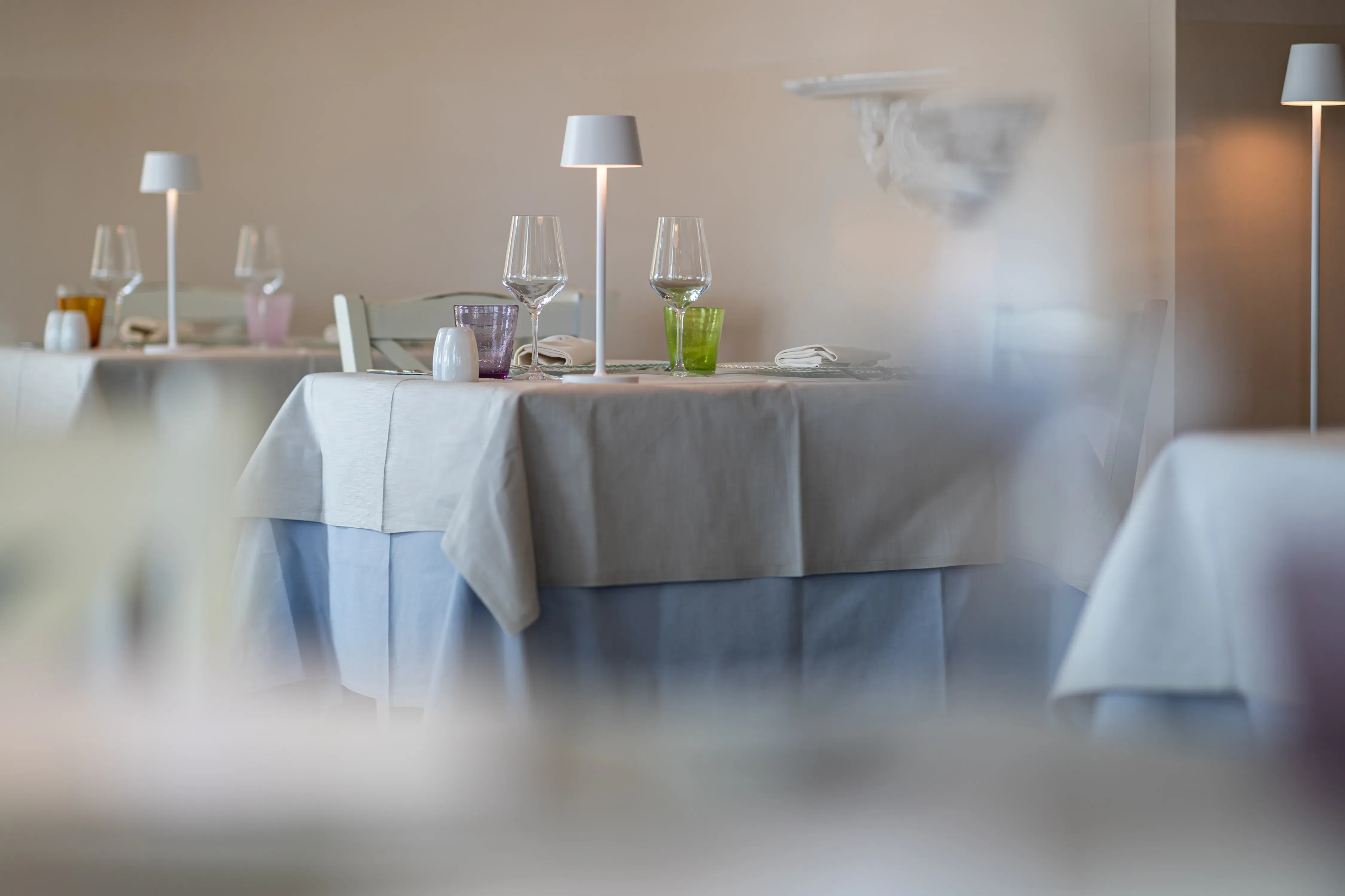 Tavoli eleganti apparecchiati in un ristorante moderno