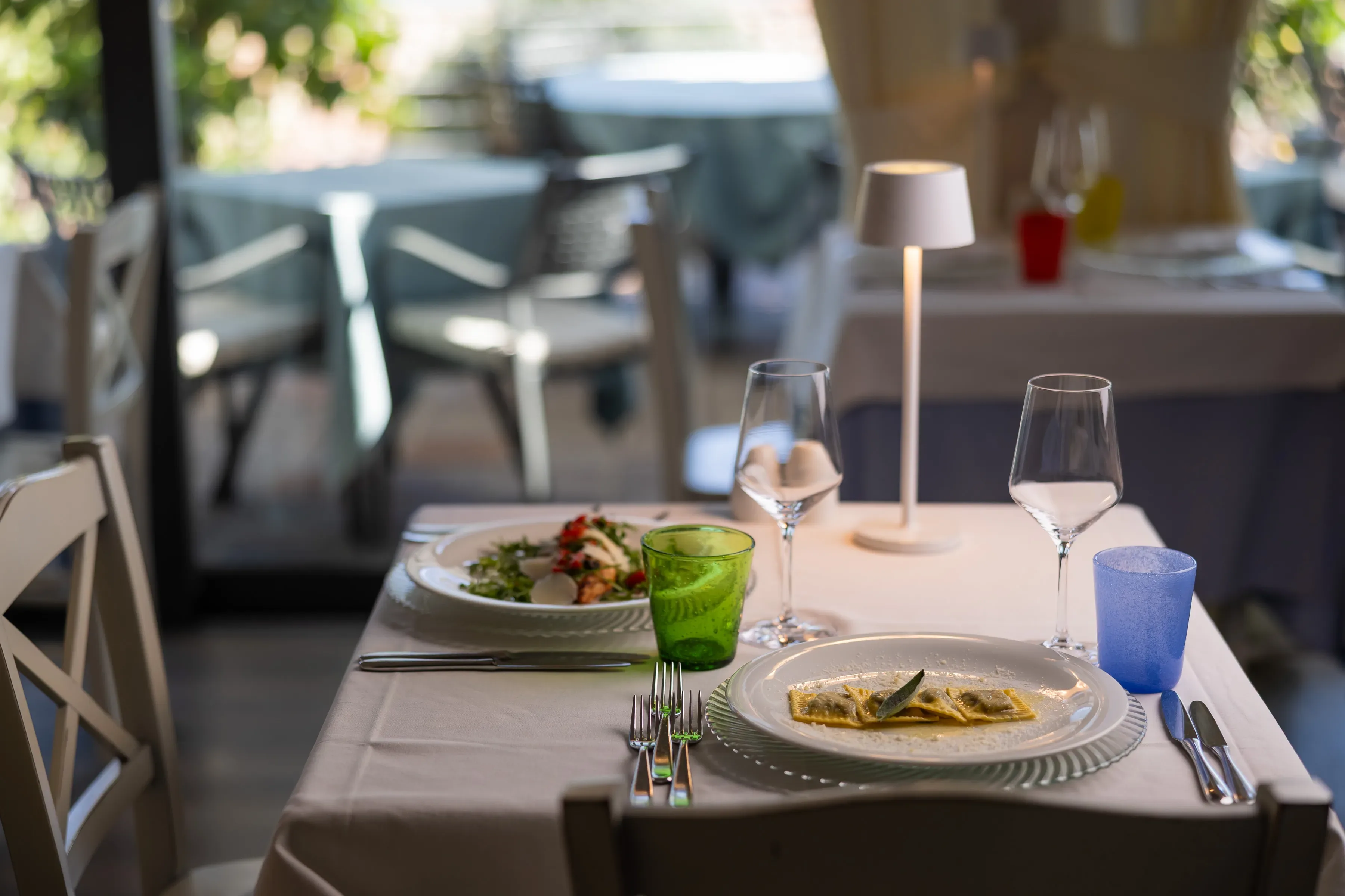 Elegancka kolacja w restauracji z daniami gourmet i kieliszkami do wina