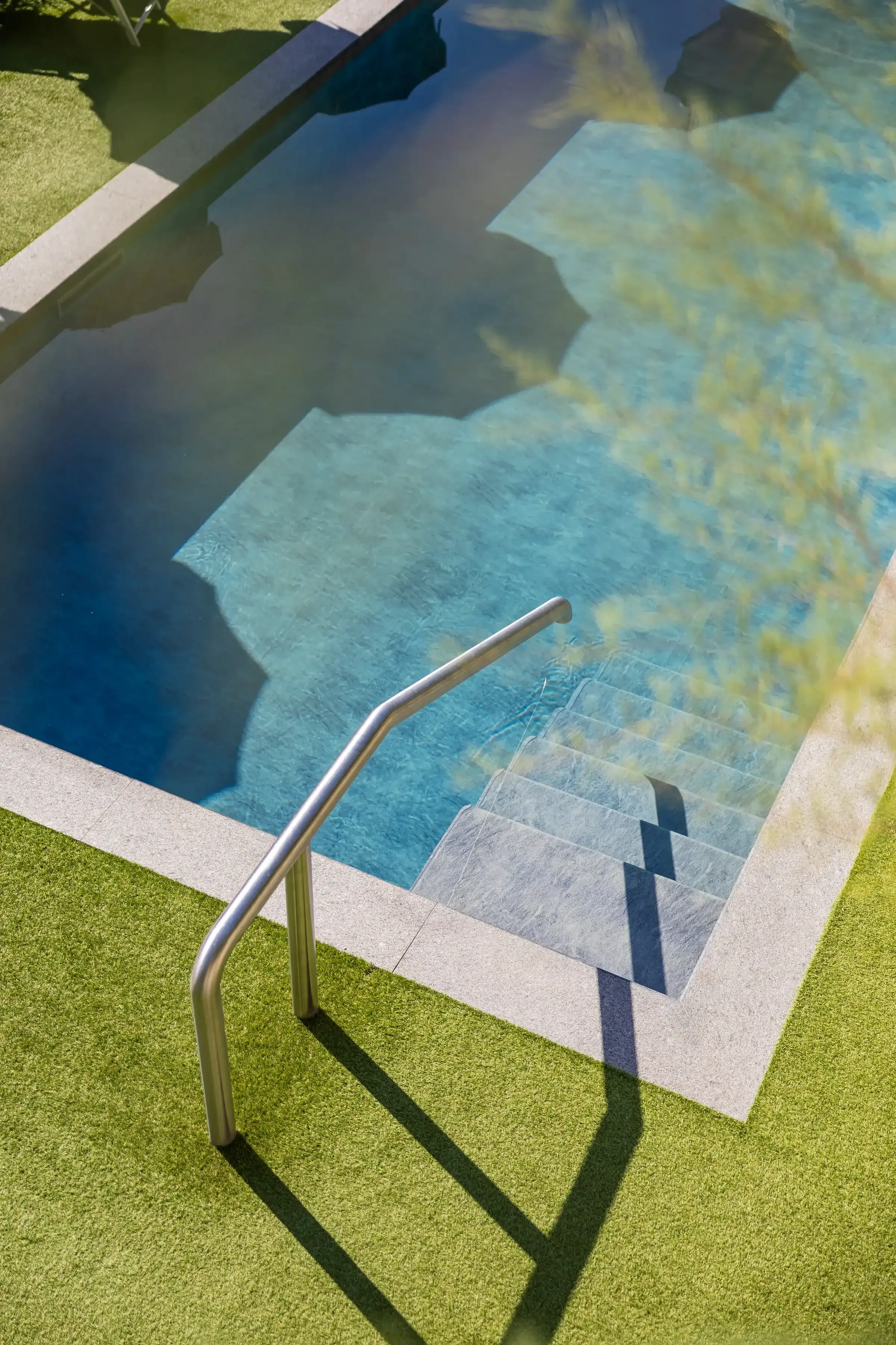 Scalinata di ingresso in una piscina all'aperto con bordo in pietra