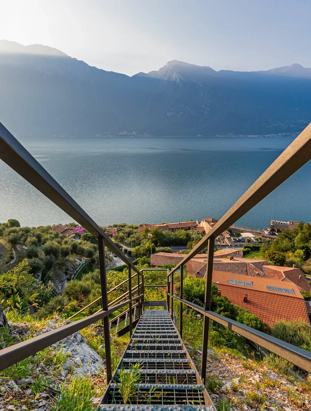 Scala di metallo con vista panoramica su lago e montagne