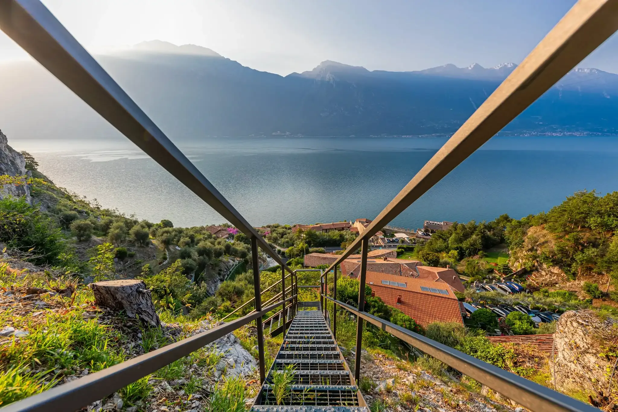 Scalinata con vista panoramica sul Lago di Garda al tramonto