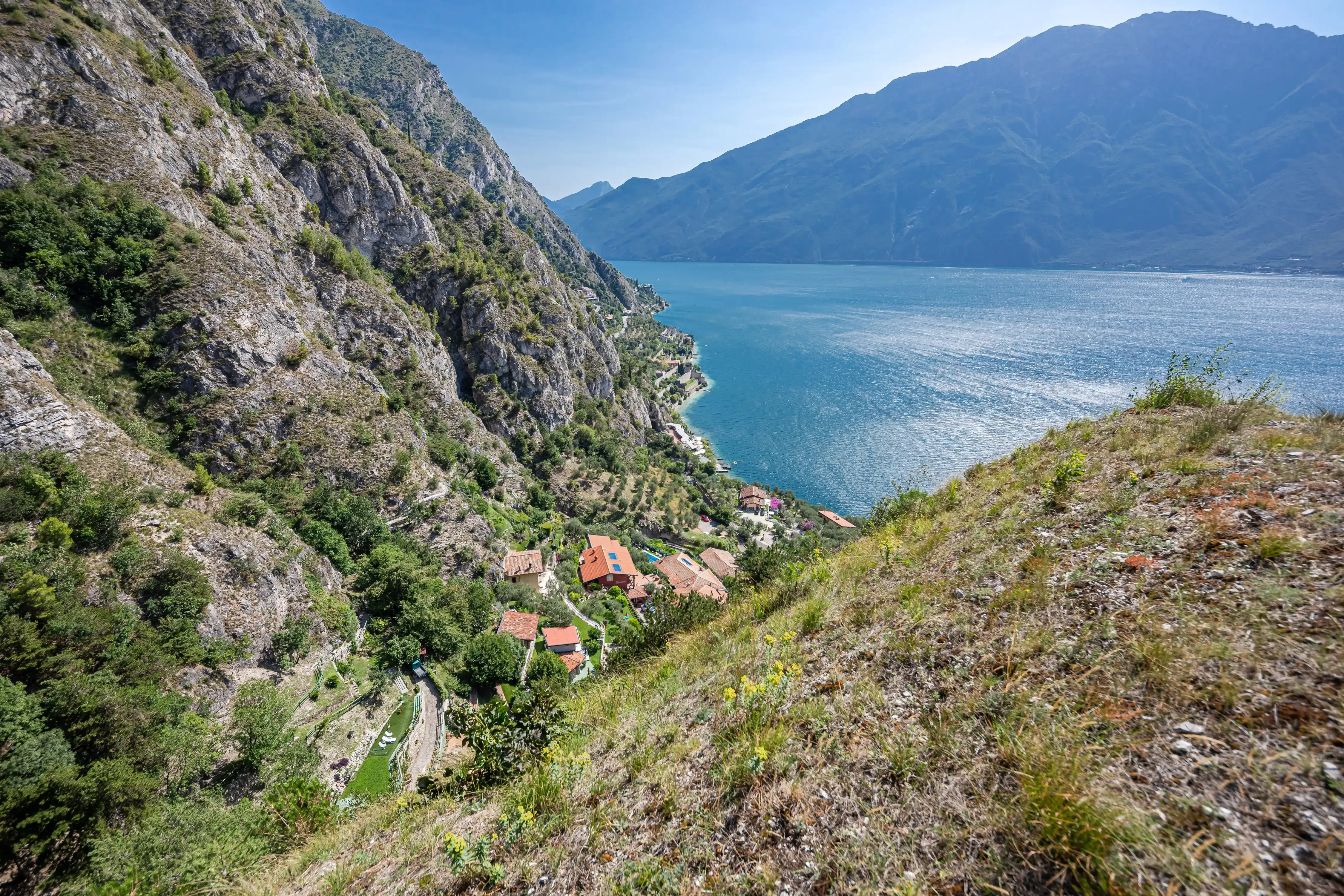 Panoramablick auf See, Berge und kleine Dörfer am Ufer