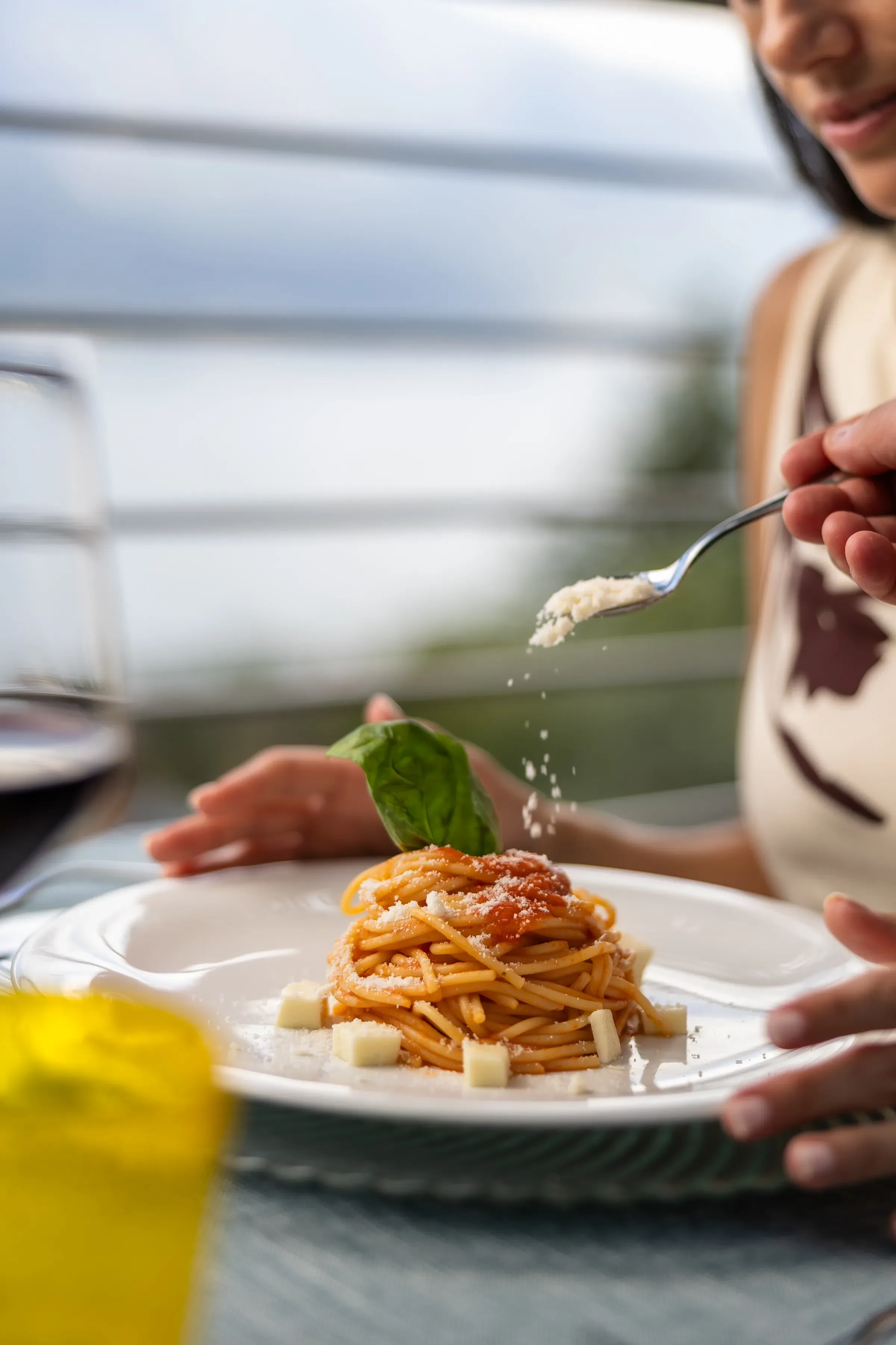 Spaghetti al pomodoro con parmigiano grattugiato e basilico fresco