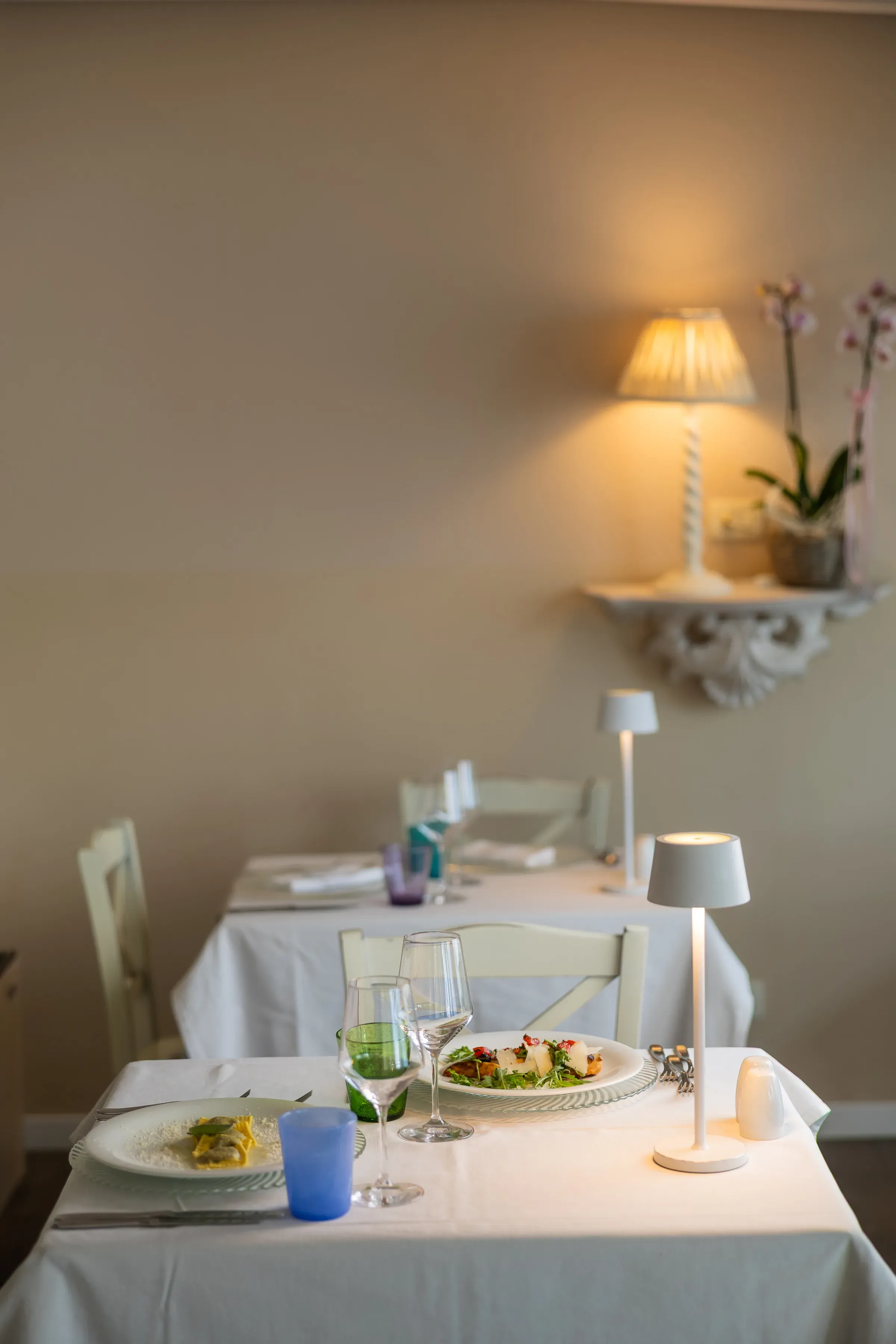 Tavolo elegante in ristorante con piatti gourmet e illuminazione soffusa