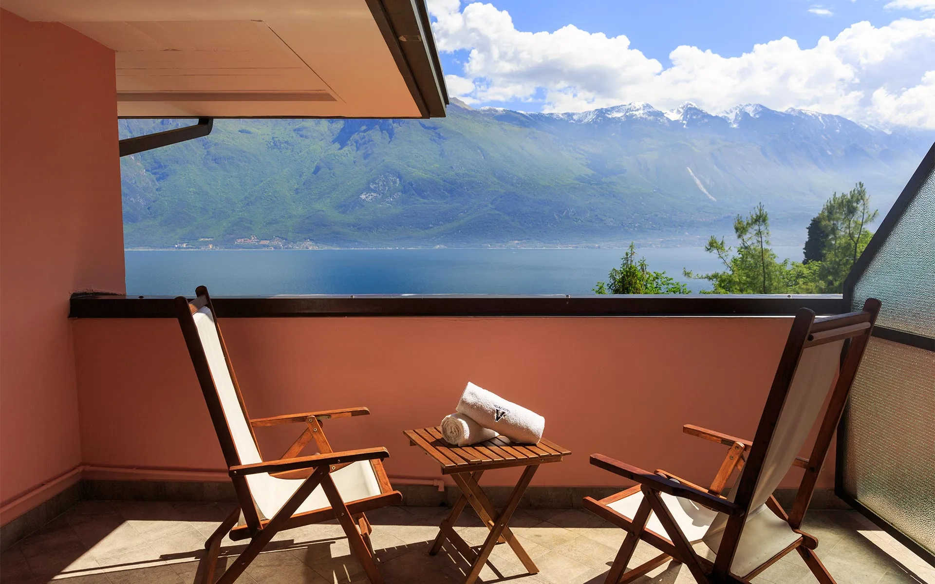 Terrazza con sedie a sdraio e vista sul lago e montagne